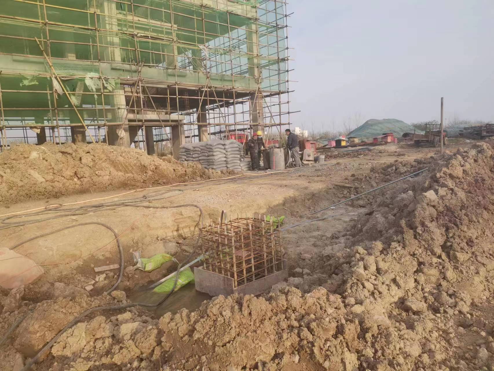 幸福路街道当桥梁出现裂缝的时候应该及时加固修补